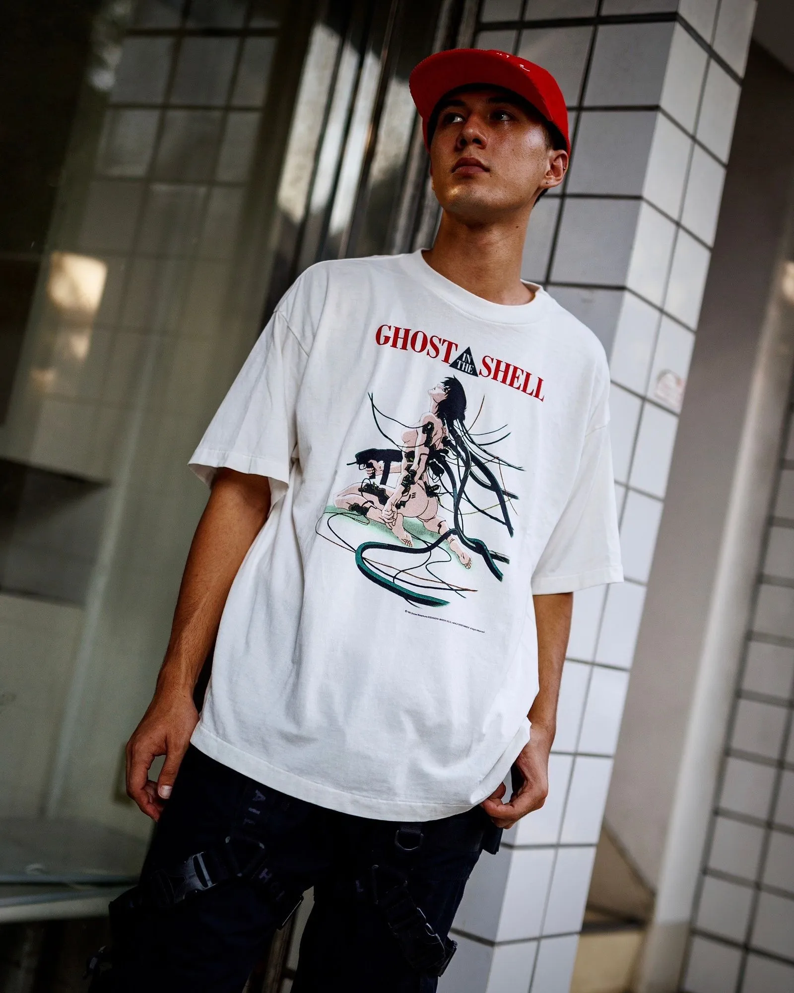 SAINT Mxxxxxx x GHOST IN THE SHELL ' GITS ' SS TEE/WHT Classic Big IP Ghost in the Shell co-branded Suzi Charge/Suzi Character TEE Off-white S-XL Cylindrical side seamless fabric 220g high gram weight OE yarn ⚠️Note: It is almost meaningless if it is not a cylindrical fabric Customized joint main mark/joint wash mark/little angel anti-counterfeiting label Original factory level printing factory Top purchasing agent level